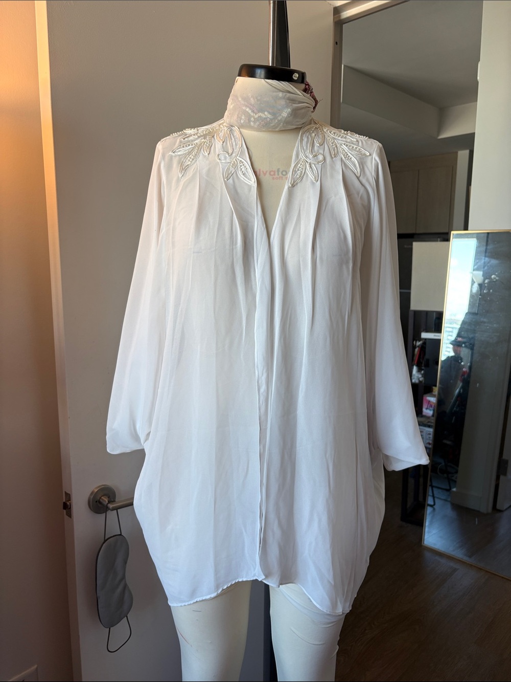 Natori White Embroidered Silk Robe